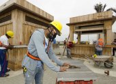 En las obras hay que usar mascarillas y mantener la distancia entre obreros.