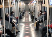 MILÁN. (Italy), 27/04/2020.- People wearing face masks respect social distancing measures while seated inside a subway carriage in Milan, northern Italy, 27 April 2020, during the coronavirus disease (COVID-19) pandemic. (Italia) EFE/EPA/