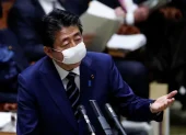 El primer ministro nipón, Shinzo Abe, ridiculizado por el tamaño de la mascarilla del gobierno.