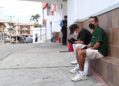 Ciudadanos esperan en el exterior de una casa de salud en Guayaquil.