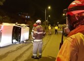 El conductor de la camioneta volcada en Cuenca lucha por su vida en un hospital.