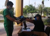 Los estudiantes de Medicina recibieron mascarillas, guantes y otros equipos de protección.