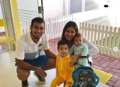 El jugador disfruta mucho el tiempo del aislamiento con su familia. En la foto con su esposa y dos hijos.