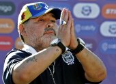 Diego Maradona, técnico de Gimnasia y Esgrima La Plata, club que no descenderá por la finalización del torneo argentino.