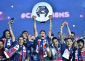 El elenco del París, declarado campeón tras la suspensión.