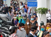People wear face masks as they wait in line outside a bank in Guayaquil on April 28, 2020, amid the new coronavirus pandemic. - Ecuador reported 24,258 cases of COVID-19 so far, including 871 deaths, plus 1,212 other deaths of people who were suspectedly infected. (Photo by JOSE SANCHEZ LINDAO / AFP)