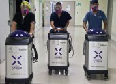 Personal sanitario del Hospital Quito Sur de la seguridad social (IESS), con los tres robots, Panchito, Espejito y El Boni, destinados a la esterilización de las áreas.