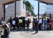 Un grupo de personas fuera del cementerio Jardínes de Esperanzas, durante los días que esperaban cupo para los entierros y otros preguntando si el cuerpo de su familiar estaba allí.