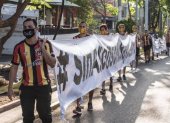 Los jugadores de Leones Negros protestan con mascarillas por el coronavirus.