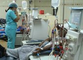 Un grupo de pacientes se realizan las hemodiálisis.