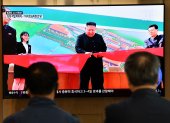 People watch a television news screen showing a picture of North Korean leader Kim Jong Un attending a ceremony to mark the completion of Sunchon phosphatic fertiliser factory, at a railway station in Seoul on May 2, 2020. - North Korea"s Kim Jong Un has made his first public appearance in nearly three weeks, state media reported on May 2, following intense speculation that the leader of the nuclear-armed nation was seriously ill or possibly dead. (Photo by Jung Yeon-je / AFP)