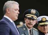 El saliente comandante del Ejército de Colombia, general Nicacio Martínez (c) y el presidente Iván Duque (i) participan en la ceremonia donde recibió el cargo el general Eduardo Zapateiro, este lunes en la Escuela Militar José María Córdova, en Bogotá (Colombia). El general Zapateiro releva en el cargo al general Nicacio Martínez. EFE/ Juan Páez