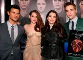 Stephanie Meyer junto al elenco principal de las películas en la alfombra roja de Breaking Dawn.
