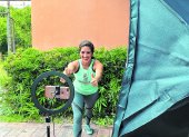 Metodología. Andrea Durán, profesora de zumba strong, alista una de las tres clases que dicta por Zoom.