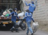 Trabajadores de Emaseo recogen la basura en el sector de Pisullí, en el norte de Quito.