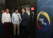 Jaime Estrada (centro) y Francisco Egas (derecha) pugnan por la presidencia de la Federación Ecuatoriana de Fútbol