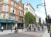 Londres. Un grupo de personas circulan en bicicletas por Oxford Street, uno de los más concurridos barrios de la capital británica.