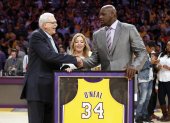 Shaquille O"Neal (d)en una de sus últimas apariciones cuando recibió de manos del entrenador Phil Jackson la camiseta emblemática de los Lakers.