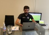 Iván Vásquez, entrenador de las formativas de Independiente del Valle, en una sesión de entrenamiento vía digital.