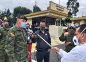 Luis Altamirano, comandante del Ejército, visitó a las mujeres militares por el Día de la Madre