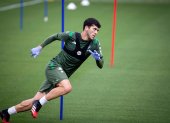 Curiosidad. El de la gráfica bien podría parecer un arquero, pero se trata del centrocampista Carles Aleña, del Betis español que ayer volvió a las prácticas. Ahora todos llevan guantes.