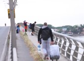 Desplazamiento. Venezolanos caminan por el puente de la Unidad Nacional.

Foto: Valentina Encalada
Nota: BLANCA MONCADA

 Guayaquil-Ecuador
Agencia (ag-expreso)
