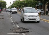 Daños. En la calle Esmeraldas, desde Aguirre hasta 9 de Octubre, se encuentran baches de este tipo. En el sitio se han generado varios incidentes. Los comerciantes llevan meses solicitando su reparación.