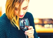 La composición de tu saliva influye en la experiencia de beber vino. Lo dice la ciencia.