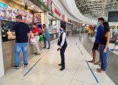 Decenas de personas aprovecharon que el centro comercial El Dorado abriera sus puertas para visitarlo.