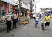 Policías circulaban esta mañana por las calles en Daule.