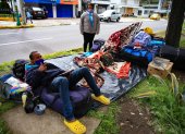 Un grupo de ciudadanos venezolanos permanecen a las afueras del edificio de la Embajada Venezolana en Quito para gestionar su inclusión en las listas de personas que serán incluidas en los vuelos humanitarios de retorno a Venezuela.
