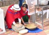 Cultura. Se seleccionan los granos de maíz bien secos para hacer un buen tostado. Este alimento se mantiene en la cultura andina