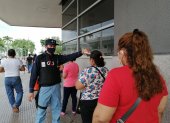 Un guardia toma la temperatura corporal a personas que quieren ingresar al Banco del Pacífico, en el Mall del Sur.