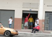 Situación. Así es como los negocios de Guayaquil atienden desde hace días, a media puerta.