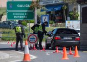 Agentes de la Guardia Civil y de la Policía cierran la frontera con la localidad francesa de Lapurdi