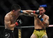 Chito Vera (d) durante el combate ante el chino Yadong Song en el UFC Florida.