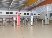 Otros controles. Antes de recibir vuelos nacionales o externos, los aeropuertos se obligan a fumigar instalaciones.