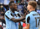 Felipe Caicedo (d), delantero ecuatoriano del Lazio, todavía no puede entrenar junto a sus compañeros por seguridad.