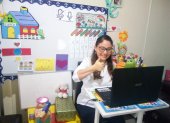 Flor María Torres, profesora del Colegio Politécnico, ha improvisado un aula de clases virtual en el dormitorio de su casa.