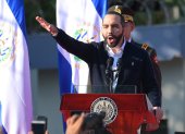 En esta foto de archivo tomada el 09 de febrero de 2020, el presidente salvadoreño, Nayib Bukele, hace un gesto mientras habla con sus partidarios durante una protesta frente a la Asamblea Legislativa para presionar a los diputados para que aprueben un préstamo para invertir en seguridad, en San Salvador.