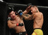 Chito Vera (d) durante el combate con el chino Yadong Song (i) en el UFC Florida.