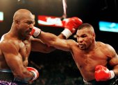 Evander Holyfield en una de las peleas icónicas contra Mike Tyson.