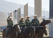 SAN DIEGO. Agentes de la patrulla fronteriza estadounidense recorren una parte del muro fronterizo entre EE.UU. y México que está aún en construcción.