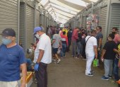 Bahía. Esta mañana, decenas de comerciantes se instalaron en el sitio para desinfectar sus cubículos.