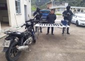 Un ciudadano movilizaba 7.8 kilos de cocaína en el doble fondo del tanque de gasolina de su moto.