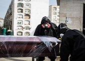 Trabajadores de una empresa que se encargan de recoger a fallecidos por COVID-19 en Lima, Perú.