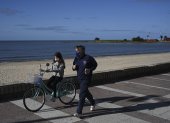 MONTEVIDEO. Un hombre transita por una zona turística de esta capital latinoamericana, que nunca decretó una cuarentena general. Algo que sí sucedió con los países de su alrededor..