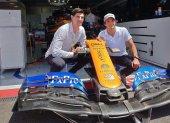 El portero belga del Real Madrid, Thibaut Courtois (d) es gran aficionado a las carreras de Fórmula Uno. En la foto con el piloto Carlos Sainz