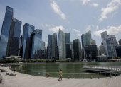 Singapore (Singapore), 05/05/2020.- A man wearing a protective face mask in front of the financial district along the Marina Bay in Singapore, 05 May 2020, amid the ongoing coronavirus COVID-19 pandemic. As the number of COVID-19 coronavirus cases in the local community fall, Singapore will start easing "circuit breaker" partial lockdown measures. Businesses such as traditional Chinese medical practitioners will be allowed to operate from today onwards and other home-based food businesses, barbers, laundry services and pet supply shops will open on 12 May 2020. (Abierto, Singapur, Singapur) EFE/EPA/WALLACE WOON