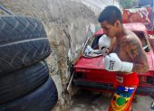 El lojano Jonathan Chicaiza entrena con una pila de llantas en su aislamiento.